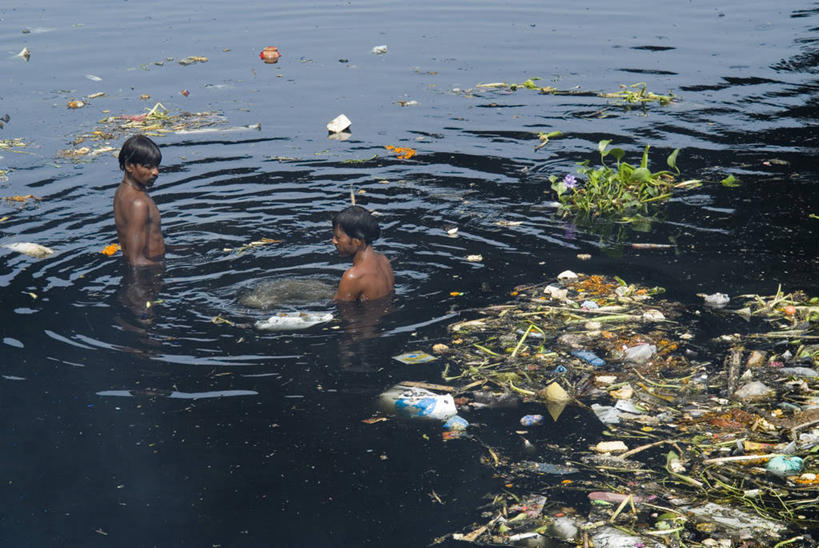 成年人,中年人,两个人,站,横图,室外,白天,河流,印度,亚洲,环保,垃圾,摄影,能源,回收,资源,贫穷,南亚,利用,低碳,循环,印度共和国,持续,亚穆纳河,空气污染,德里,中年男性,半身,彩图,水污染,社会问题