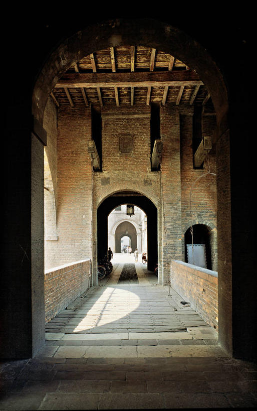 竖图,插画,室内,白天,数码,科技,建筑,意大利,阴影,网络,城堡,拱门,走廊,高光,几何,计算机图形,合成,图画,画,电脑合成图,数码合成图,合成图,透视图,漫画,写实,具体,具象,费拉拉,彩图