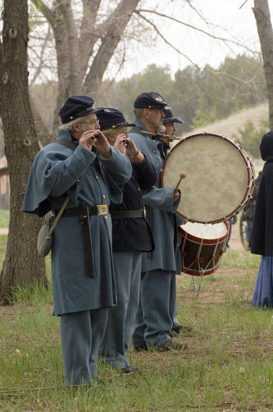 成年人,四个人,站,竖图,室外,白天,侧面,美景,帽子,美国,士兵,表演,军事,景观,鼓,音乐,历史,自然,景色,摄影,长笛,自然风光,军服,音乐人,新墨西哥,鼓手,内战,男人,彩图