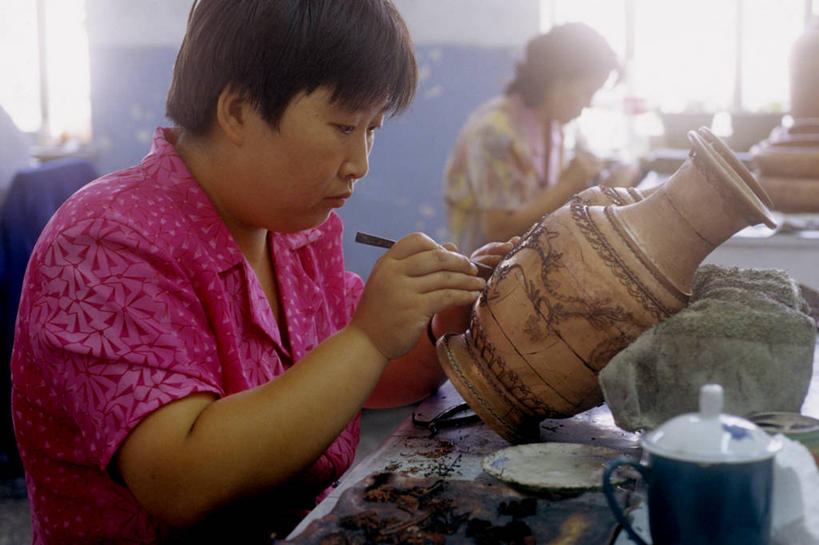 成年人,中年人,脸,头,脸颊,两个人,坐,横图,室内,白天,侧面,花瓶,并排,休闲装,布置,肩膀,陶器,放松,工业,摄影,专心,作画,手艺,工匠,美术工艺,中年男性,中年女性,头部,脸部,脸蛋,面部,景泰蓝,彩图