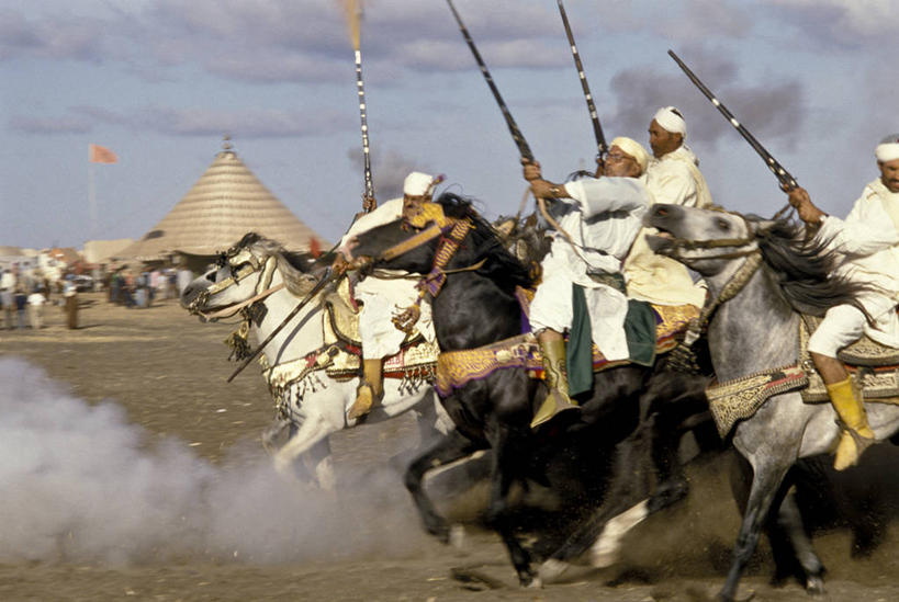 成年人,吸烟,横图,室外,白天,侧面,马,摩洛哥,骑马,帐篷,家畜,摄影,迅速,露营,男人,彩图,贝多因人