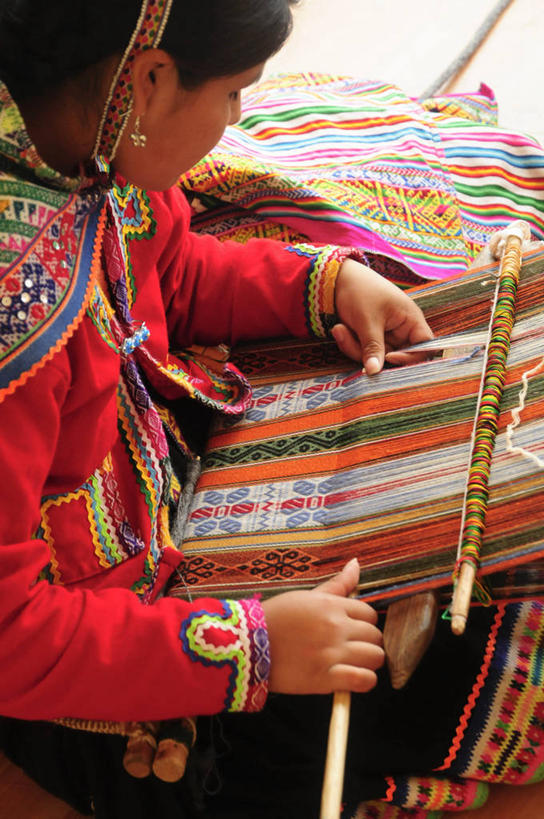 成年人,一个人,竖图,室内,特写,白天,侧面,纺织品,秘鲁,仅一个女性,工作,材料,纺织,摄影,手艺,织女,工匠,式样,美术工艺,彩图,传统服装,传统文化