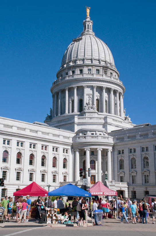 广场,竖图,室外,白天,城市,建筑,美国,柱子,历史,国会大厦,树,地标建筑,摄影,圆顶建筑,政府,万里无云,威斯康星,麦迪逊,彩图,旅行