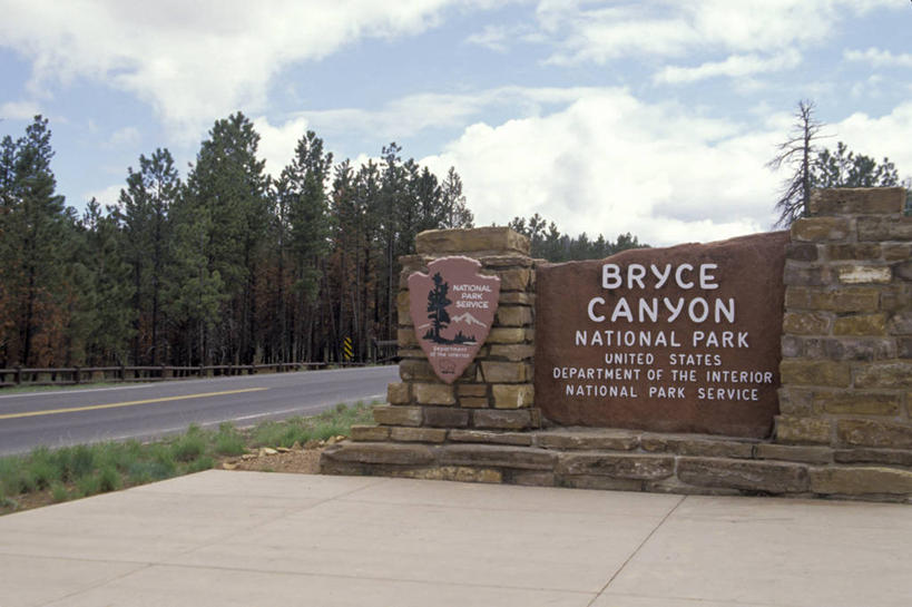 无人,横图,室外,白天,森林,路,指示牌,美国,入口,标志,文字,云,标识,树,摄影,英文字母,国家公园,进口,犹他,布莱斯峡谷国家公园,彩图,壁架