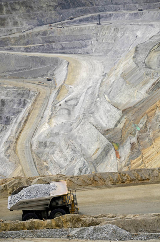 无人,竖图,俯视,室外,白天,旅游,度假,采矿业,美景,山,美国,景观,泥土,娱乐,自然,拖车,享受,休闲,景色,放松,工业,运输,摄影,矿产,铜,矿物,自然风光,犹他,彩图,高角度拍摄,铜矿,金属矿产