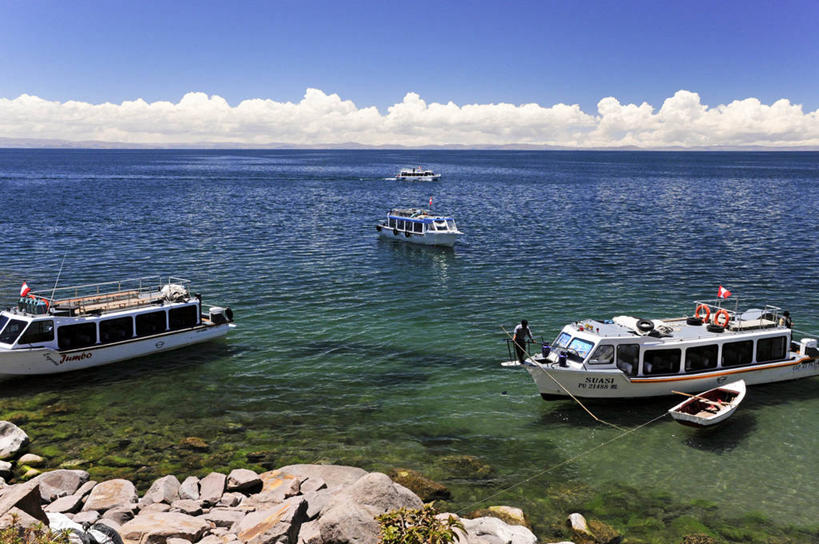 划艇,横图,俯视,室外,白天,旅游,度假,湖,美景,水,船,秘鲁,漂浮,地平线,景观,水平线,云,娱乐,自然,享受,休闲,景色,放松,运输,摄影,自然风光,观光船,的的喀喀湖,岩石,彩图,高角度拍摄,旅行