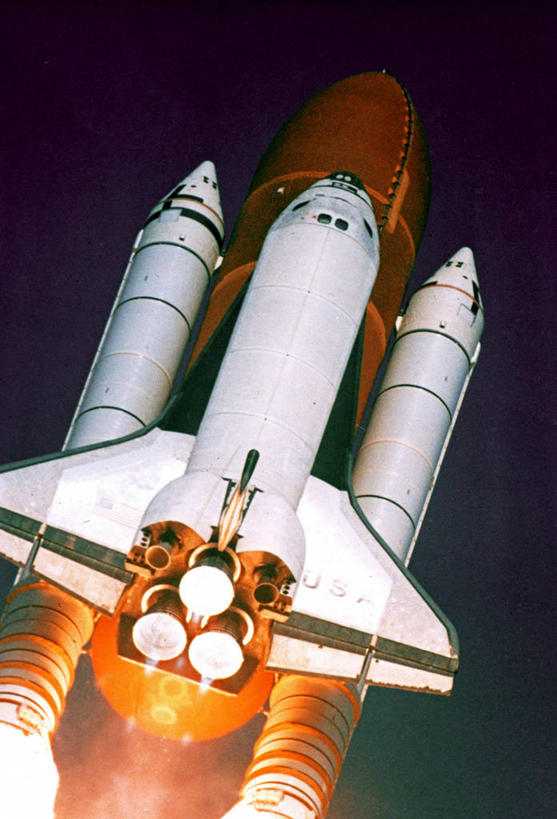 无人,竖图,室外,白天,仰视,火,美国,半空,历史,飞,天空,发动机,探索,运输,摄影,北美,北美洲,美洲,航天飞机,美国文化,哥伦比亚号,佛罗里达,佛罗里达州,佛州,阳光州,肯尼迪航天中心,北亚美利加洲,亚美利加洲,梅里特岛,彩图,低角度拍摄,美利坚合众国,空间探索