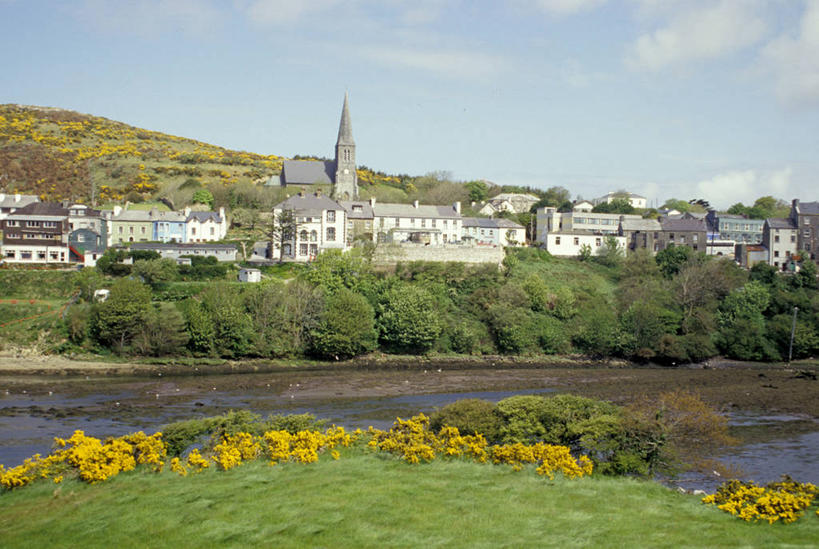 无人,横图,室外,白天,河流,建筑,爱尔兰,房屋,城镇,尖顶,摄影,灌木,宁静,彩图,高维郡