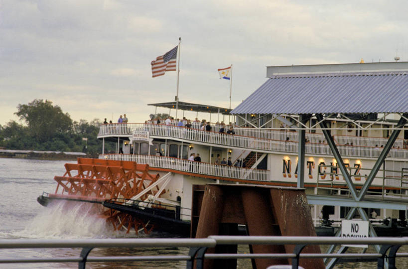 横图,室外,白天,旅游,度假,河流,水,船,行人,游客,游人,路人,旅客,美国国旗,摄影,部分,路易斯安那州,密西西比河,过客,休闲活动,彩图,明轮船