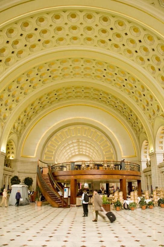 成年人,竖图,室内,白天,运动模糊,旅途,城市,建筑,车站,手提箱,美国,拱门,站台,首都,月台,行李,摄影,华盛顿特区,男人,女人,步行,彩图,旅行