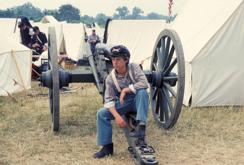 成年人,一个人,坐,吸烟,横图,室外,白天,正面,民族服装,旅游,度假,美景,美国,仅一个男性,仅一个人,帐篷,景观,娱乐,仅一个年轻男性,自然,地标建筑,靠,靠着,享受,休闲,炮,景色,放松,摄影,自然风光,宾夕法尼亚,美国内战,盖兹堡,男人,男性,年轻男性,年轻人,彩图,传统服装,民俗服