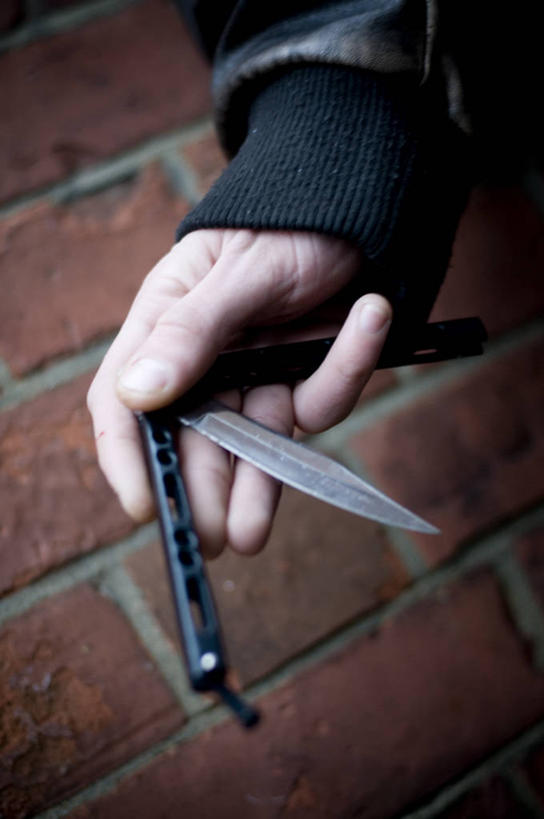 成年人,一个人,竖图,室外,特写,白天,城市,街道,英国,仅一个男性,仅一个人,拿着,仅一个年轻男性,摄影,部分,犯罪,暴力,威胁,罪犯,抢劫,打劫,危险,男人,男性,年轻男性,年轻人,彩图,匕首,社会问题