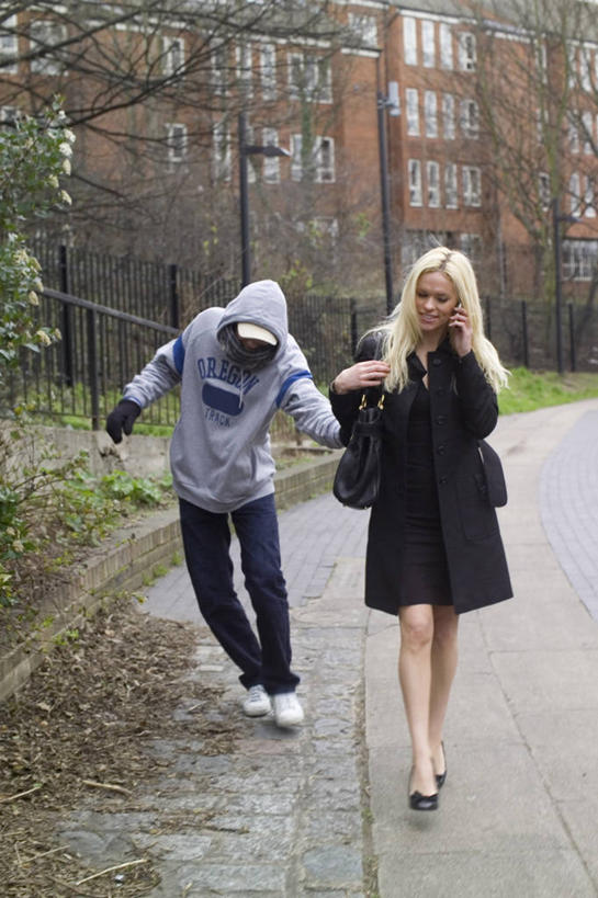 成年人,两个人,竖图,室外,白天,通讯,城市,街道,英国,服装,人行道,休闲装,衣服,休闲,休闲服,连帽衫,摄影,服饰,犯罪,暴力,威胁,罪犯,骚扰,抢劫,帽衫,打劫,盗贼,偷盗,危险,年轻男性,年轻女性,年轻人,电话机,步行,说话,彩图,社会问题