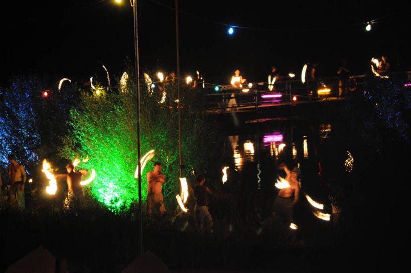 成年人,站,横图,室外,夜晚,运动模糊,仰视,聚会,火,英国,表演,许多人,英格兰,夏天,一群人,摄影,音乐节,男人,年轻男性,年轻女性,女人,年轻人,彩图,低角度拍摄,舞蹈