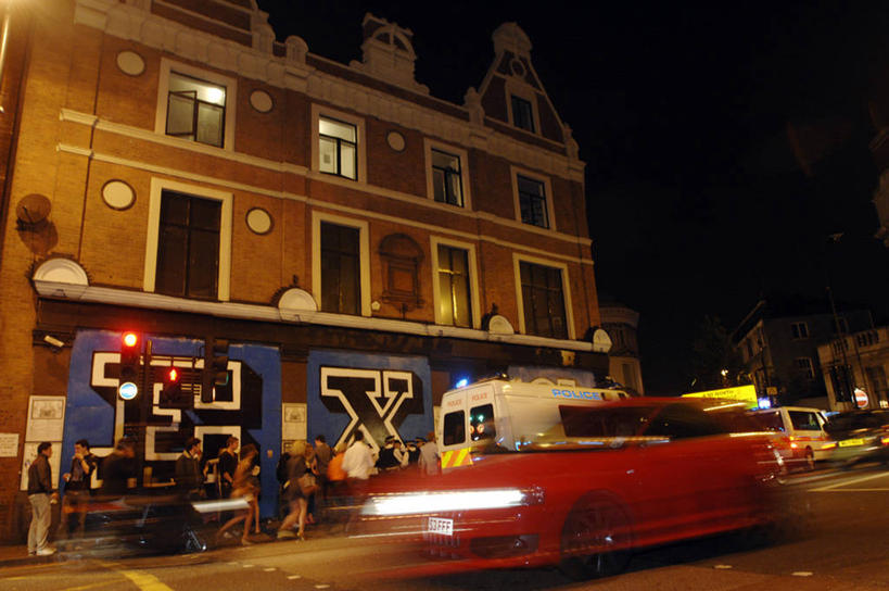 成年人,站,横图,室外,夜晚,运动模糊,夜生活,路,照明,英国,交通,首都,许多人,英格兰,灯,灯具,一群人,俱乐部,摄影,照亮,照明设备,夜总会,音乐人,前照灯,前大灯,车前灯,写实,东伦敦,男人,年轻男性,年轻女性,女人,年轻人,彩图