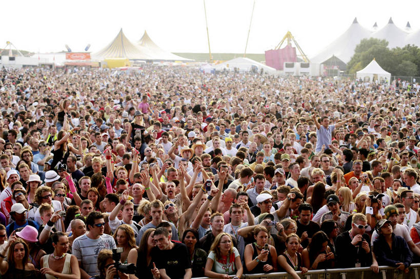 成年人,观众,站,举,横图,室外,白天,聚会,欢呼,许多人,大喊,夏天,托,一群人,摄影,群众,音乐节,斯特拉特福,男人,年轻男性,年轻女性,女人,年轻人,举起,举手,举着,向上举,向上伸,向上托,彩图