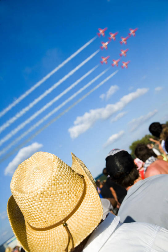 成年人,观众,站,竖图,室外,白天,飞机,草帽,烟雾,背面,夏天,运输,摄影,观看,污染,废气,群众,飞机尾迹,尾迹云,机尾云,飞机拉烟,云带,尾迹,机尾迹,飞机尾气,音乐节,斯特拉特福,男人,年轻男性,年轻人,彩图,编队飞行