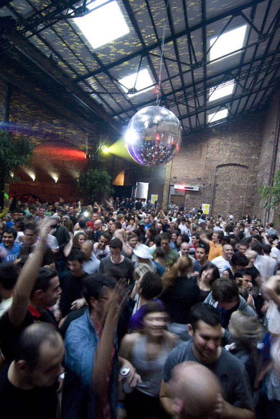 成年人,站,竖图,彩色,室内,夜晚,运动模糊,聚会,旅游,度假,霓虹灯,英国,灯光,七彩,首都,许多人,仓库,娱乐,光源,霓虹,灯,一群人,享受,休闲,放松,俱乐部,摄影,照明设备,夜总会,群众,舞池,音乐人,写实,氖灯,男人,年轻男性,年轻女性,女人,年轻人,彩图