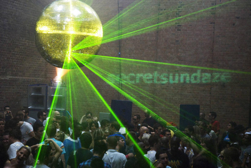 成年人,站,横图,彩色,室内,夜晚,聚会,旅游,度假,霓虹灯,英国,灯光,七彩,首都,许多人,仓库,娱乐,光源,霓虹,灯,一群人,享受,休闲,放松,俱乐部,摄影,照明设备,夜总会,群众,舞池,音乐人,写实,氖灯,男人,年轻男性,年轻女性,女人,年轻人,彩图