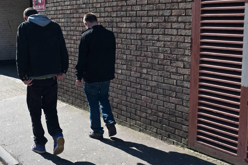 成年人,两个人,横图,室外,白天,友谊,徒劳,城市,英国,阴影,服装,朦胧,模糊,休闲装,砖墙,英格兰,背面,衣服,休闲,休闲服,连帽衫,摄影,服饰,生活方式,帽衫,写实,失业,厌倦,男人,年轻男性,年轻人,步行,彩图,社会问题