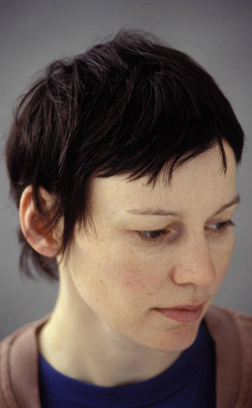 成年人,中年人,脸,头,脸颊,一个人,竖图,室内,白天,仅一个女性,仅一个人,肩膀,看,仅一个中年女性,思考,摄影,肖像,悲哀,女人,女性,中年女性,头部,脸部,脸蛋,面部,彩图,影棚拍摄,短发