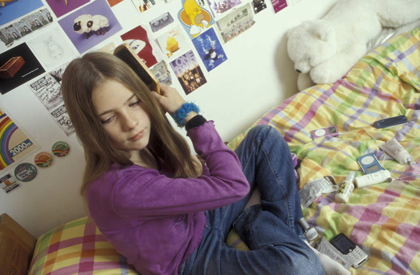 儿童,少年,横图,竖图,室内,白天,玩具,裤子,注视,牛仔裤,衣服,观察,看,摄影,观看,察看,关注,青春期,美发用品,女孩,女性,长发,彩图