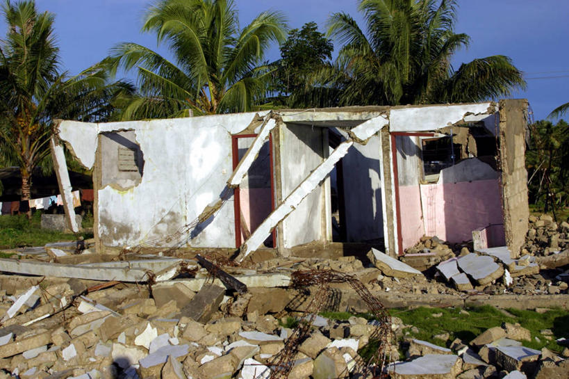 横图,室外,白天,棕榈树,印度尼西亚,废弃,破碎,自然灾害,破坏,破损,摄影,报废,粉碎,损坏,废物,毁坏,丢弃,放弃,抛弃,摧毁,地震,苏门答腊岛,摈弃,破败,尼亚斯岛,彩图,旅行,毛石,屏弃,摈斥,摒除