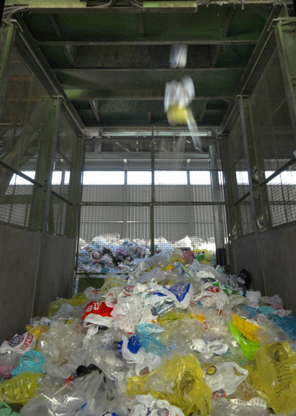 横图,竖图,室内,白天,葡萄牙,欧洲,堆叠,环保,包,管子,仓库,塑料袋,管道,排列,摄影,环境,回收,资源,利用,循环,伊比利亚半岛,环境保护,工业建筑,板条箱,废品回收站,彩图,莱里亚