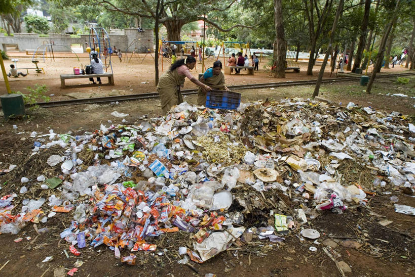 儿童,成年人,两个人,横图,室外,白天,印度,环保,符号,垃圾,摄影,能源,垃圾场,污染,回收,资源,贫穷,利用,低碳,循环,循环利用,丑陋,警告标志,环境保护,印度文化,纱丽,卡纳塔克邦,持续,印度次大陆,迈索尔,危险,女人,女性,彩图,传统服装,社会问题