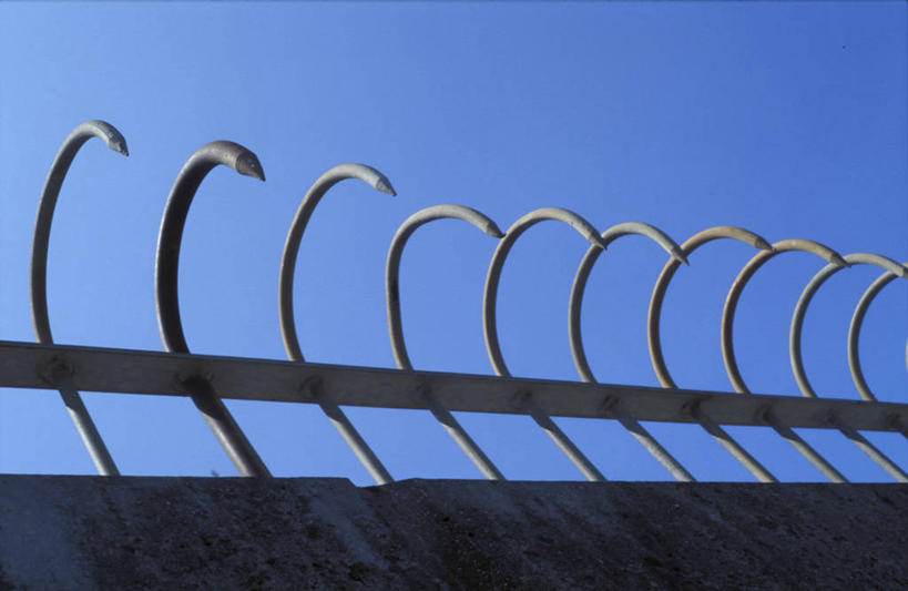 栏杆,横图,室外,特写,白天,安全,锐利,金属,蓝色,天空,监狱,摄影,保护,锋利,尖锐,彩图