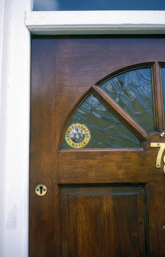 竖图,室外,特写,白天,安全,门,英国,木制,标签,正门,摄影,北欧,房地产,消息,欧洲文化,彩图,居住区