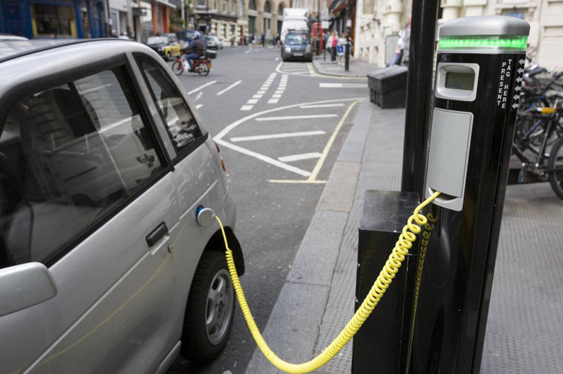 横图,室外,特写,白天,城市,路,汽车,电车,英国,欧洲,伦敦,路标,机动车,首都,运输,摄影,能源,电,西欧,北欧,大不列颠,欧洲文化,威斯敏斯特市,替代能源,大不列颠及北爱尔兰联合王国,大不列颠及爱尔兰联合王国,雾都,彩图,科文特花园,内伦敦,大不列颠王国,大英帝国,联合王国,日不落帝国