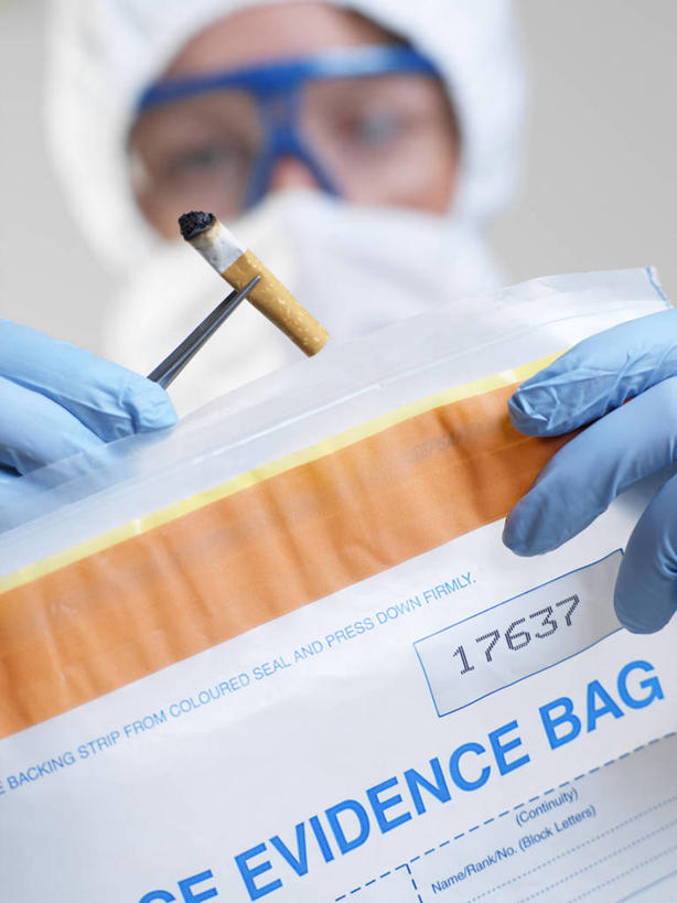 西方人,脸,头,脸颊,手,一个人,医生,竖图,室内,特写,白天,仰视,工作服,制服,安全,香烟,欧洲,欧洲人,双手,仅一个女性,仅一个人,握,服装,朦胧,模糊,英文,标志,文字,眼镜,字符,字母,防护,拿,拿着,注视,标识,衣服,手套,观察,看,仅一个中年女性,医护人员,医疗人员,手部,烟,握着,服饰,观看,英文字母,护目镜,保护,察看,衣着,穿着,关注,保险,保全,周全,安稳,安定,安全防护眼镜,工作制服,衣饰,法医,平安,女人,女性,中年女性,白种人,头部,脸部,脸蛋,面部,大夫,卷烟,烟草,纸烟,半身,彩图,低角度拍摄,工作套服,一次性手套,仵作,防护眼镜