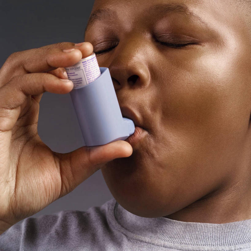 西方人,儿童,脸,头,脸颊,手,一个人,闭眼,方图,室内,特写,白天,正面,纯洁,欧洲,非洲,黑人,欧洲人,仅一个男性,仅一个人,握,服装,拿,拿着,休闲装,一个,小孩,衣服,仅一个小孩,休闲,手部,休闲服,可爱,童年,童趣,握着,服饰,单个,单手,医疗设备,疾病,医疗器械,童真,烂漫,无邪,哮喘病,支气管哮喘,呼吸道疾病,哮踹,雾化吸入器,吸入器,天真,男孩,男人,男性,非洲人,孩子,头部,脸部,脸蛋,面部,闭眼睛,闭着眼,闭着眼睛,半身,彩图,男生