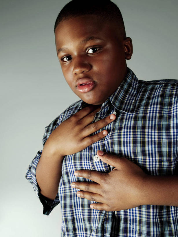 西方人,儿童,一个人,摸,竖图,室内,白天,衬衫,纯洁,欧洲,非洲,黑人,欧洲人,仅一个男性,仅一个人,抚摸,灰色背景,服装,方格,格子,注视,小孩,衣服,观察,看,仅一个小孩,皱眉,可爱,童年,童趣,摄影,服饰,影棚,观看,察看,疾病,衣着,穿着,关注,摄影棚,童真,烂漫,无邪,哮喘病,支气管哮喘,呼吸道疾病,衣饰,哮踹,天真,男孩,男人,男性,非洲人,孩子,触摸,接触,半身,彩图,影棚拍摄,衬衣,拍摄,男生