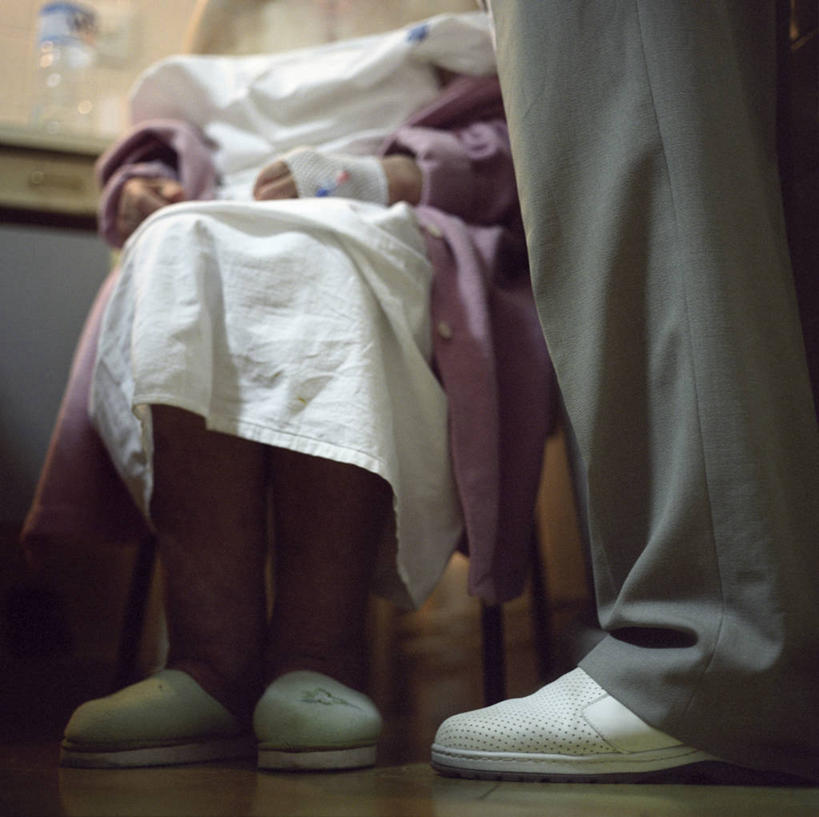 西方人,两个人,医院,站,坐,横图,室内,白天,正面,欧洲,欧洲人,服装,朦胧,模糊,衣服,站着,服饰,疾病,衣着,穿着,医疗机构,炎症,关节炎,衣饰,老年男性,老年女性,男人,男性,女人,女性,白种人,站立,坐着,半身,彩图,病院,诊所,发炎