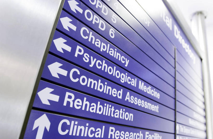 无人,医院,横图,室内,白天,正面,阴影,反射,英文,标志,文字,影子,字符,字母,墙,方向,标识,箭头,墙壁,墙面,英文字母,指向,医疗机构,簇,彩图,病院,诊所