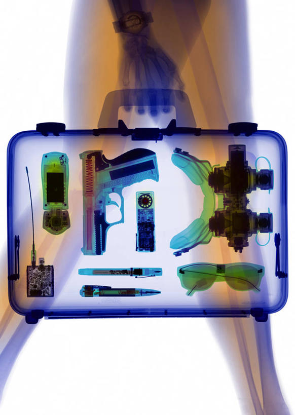 骨骼,一个人,无人,说,竖图,x光片,室内,白天,白色背景,正面,通讯,竞争,炸弹,仅一个男性,仅一个人,对抗,冲突,辐射,科学,医学,包,公文包,墨镜,枪支,眼镜,骨头,移动,拎,破坏,通讯设备,仅一个年轻男性,一个,太阳镜,太阳眼镜,武器,遮阳镜,战争,通信,手枪,单个,公事包,对讲机,损坏,骨架,医疗,科学技术,x射线,攻击,威胁,对立,矛盾,兵器,弹药,防御,x光,枪械,弹夹,敌对,挫败,斗争,抗拒,抗衡,杀伤,威慑,手榴弹,子弹夹,弹体,引信,交流,危险,男人,男性,年轻男性,沟通,讲话,交谈,说话,谈话,通话,半身,彩图,拎着,电磁波,电磁辐射,手雷