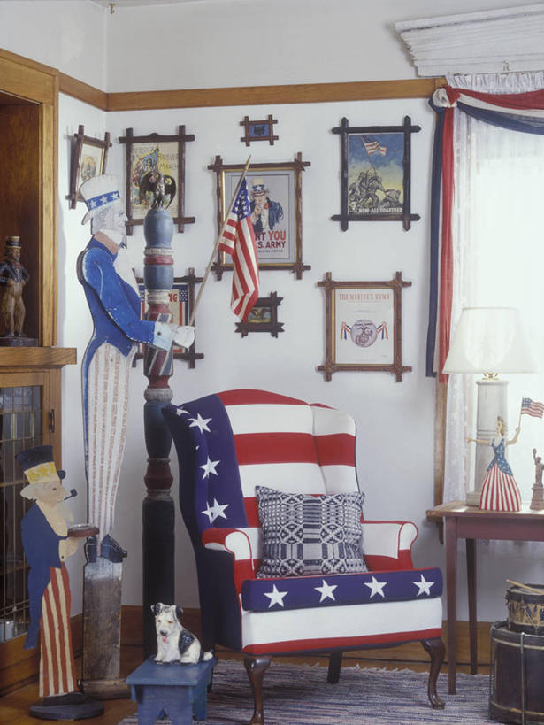 竖图,骄傲,窗户,鹰,旗帜,椅子,节日,庆祝,文化,红色,蓝色,白色,庆典,力量,美国国旗,古董,纪念,起居室,忠诚,收集,山姆大叔,爱国主义,勇气,独立日