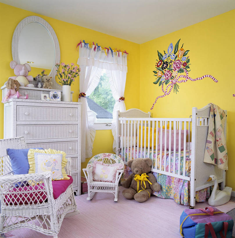 婴儿,儿童,窗户,窗帘,地板,镜子,卧室,熊,玩具,抽屉,娃娃,缎带,泰迪熊,地面,梳妆台,摇椅,尿布,排列,粉色,黄色,蓝色,白色,枕头,花束,婴儿床,明亮,涂料,柳条,反射镜,棉被,家兔,象