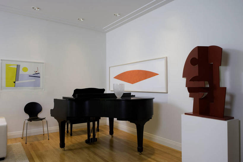 横图,地板,花瓶,椅子,雕塑,钢琴,三角钢琴,现代,黄色,红色,白色,黑色,模具,起居室,底座,当代,塑造