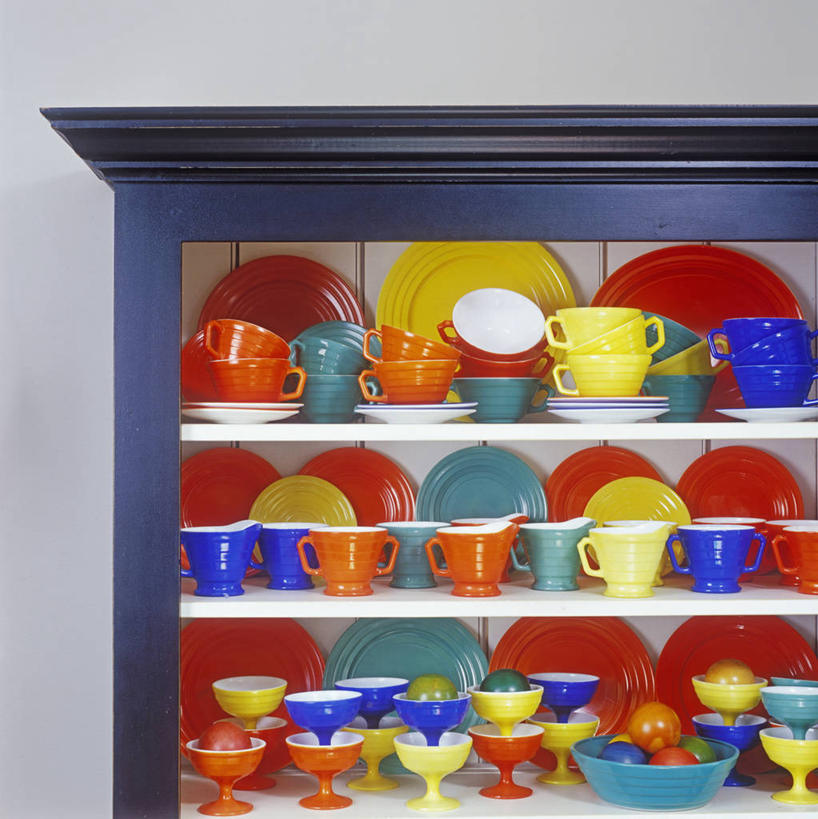 特写,吃饭,聚会,厨房,饭厅,杯,冻糕,现代,架子,黄色,红色,蓝色,绿色,盘子,茶碟,碗,橙色,冰淇淋,古董,明亮,着色,收集,20世纪