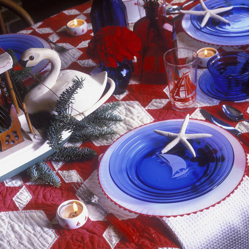 帆船,家庭,家,友谊,别墅,船,海星,天鹅,花瓶,蜡烛,纺织品,圣诞节,节日,眼镜,房屋,屋子,星星,公寓,古典,干净,洋房,楼房,住宅,桌布,红色,蓝色,白色,盘子,交通工具,古董,航海,怀旧,载具,记忆,棉被,20世纪,松木,爱,房子,时空