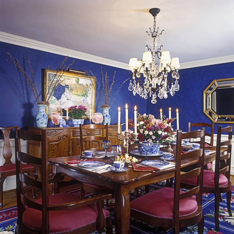 葡萄酒,吃饭,镜子,桌子,花瓶,蜡烛,椅子,油画,对称,艺术,伞,烛光,烛台,饭厅,水晶,排列,红色,蓝色,灯具,花束,模具,涂料,海军,反射镜,水晶吊灯,褪色柳,塑造