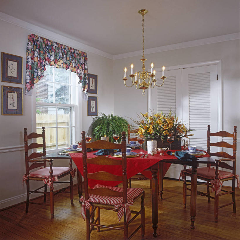 葡萄酒,吃饭,窗户,门,桌子,蜡烛,椅子,眼镜,饭厅,桌布,红色,白色,灯具,奶油,花束,模具,黄铜,蕨类,水晶吊灯,软垫,式样,塑造