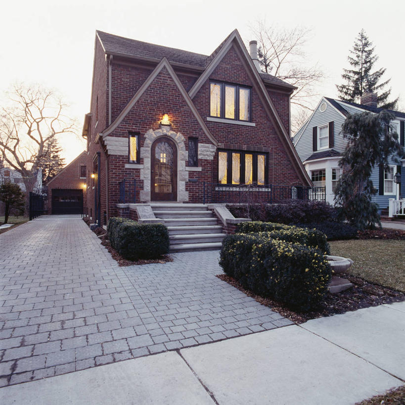 家,车库,楼梯,建筑,玻璃,关闭,砖,大门,房屋,正门,篱笆,拱门,人行道,混凝土,车道,砖墙,台阶,草,树干,绿色,天空,平房,封闭,石灰石