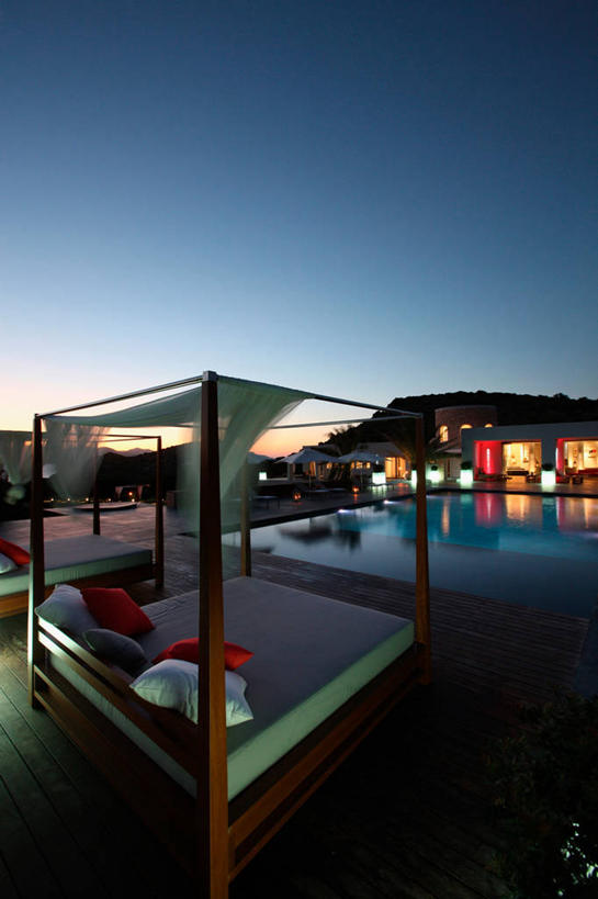 无人,游泳池,竖图,室外,夜晚,水,床,家具,西班牙,欧洲,球袋,岛,现代,照亮,当代