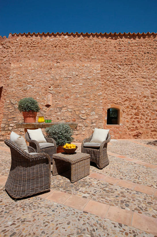 无人,竖图,室外,白天,家具,椅子,日光,西班牙,欧洲,院子,座位,柳条