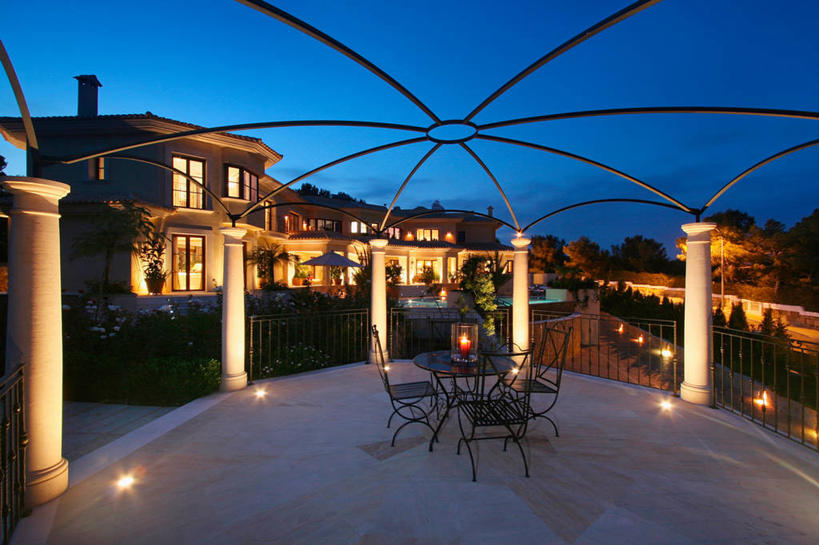 无人,家,横图,室外,餐桌,家具,桌子,建筑,西班牙,欧洲,房屋,院子,现代,黄昏,凉亭,打开,建造,开启,铁艺,当代