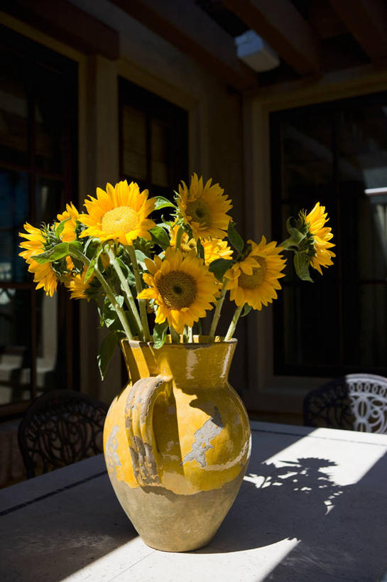 无人,竖图,室外,白天,桌子,向日葵,花瓶,日光,美国,装饰,花,装饰物,北美,加利福尼亚,当代